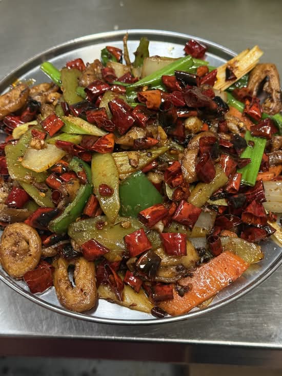 爆香干锅肥肠 / Stir-fried Pork Intestines
